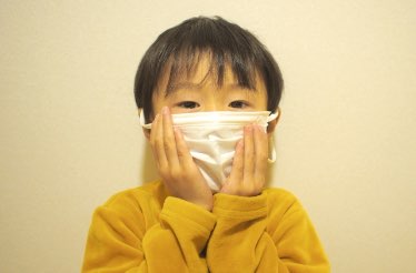 マスクをした子供の写真