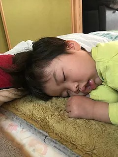 子供の寝顔の写真